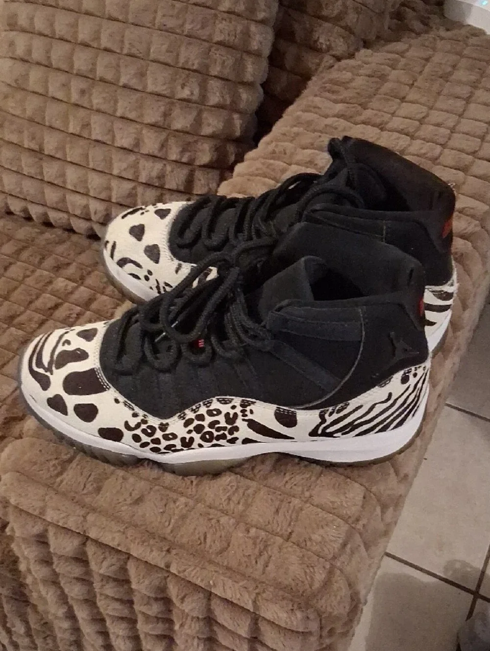 Jordan Men's Black and White Animal Print High-Top Sneakers